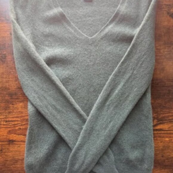Bloomingdale’s 100% Cashmere Women's Dark Green V-Neck Pullover Sweater - Small - Picture 2 of 7